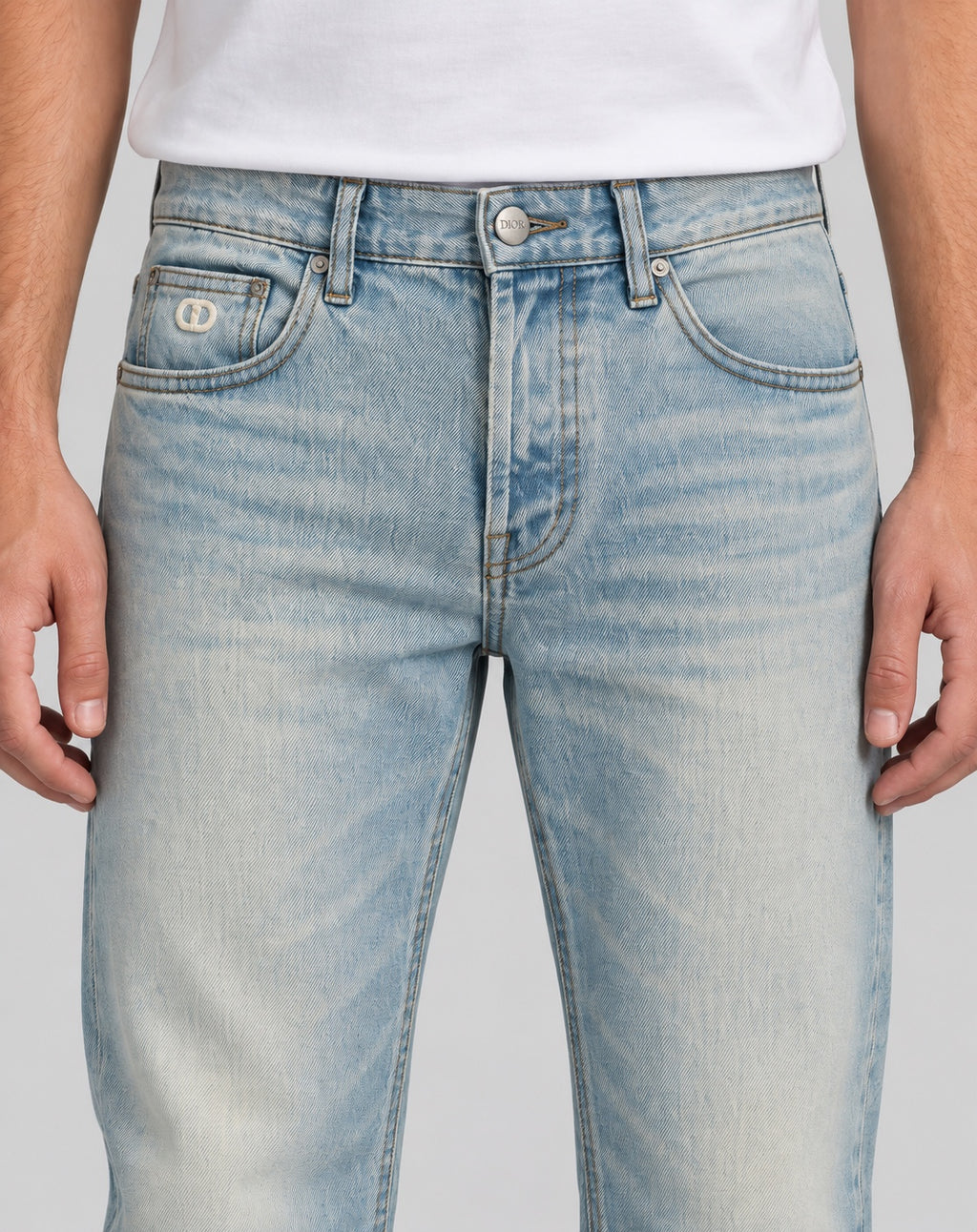 Men’s Straight-Fit Jeans – Icy Light Blue - front detail
