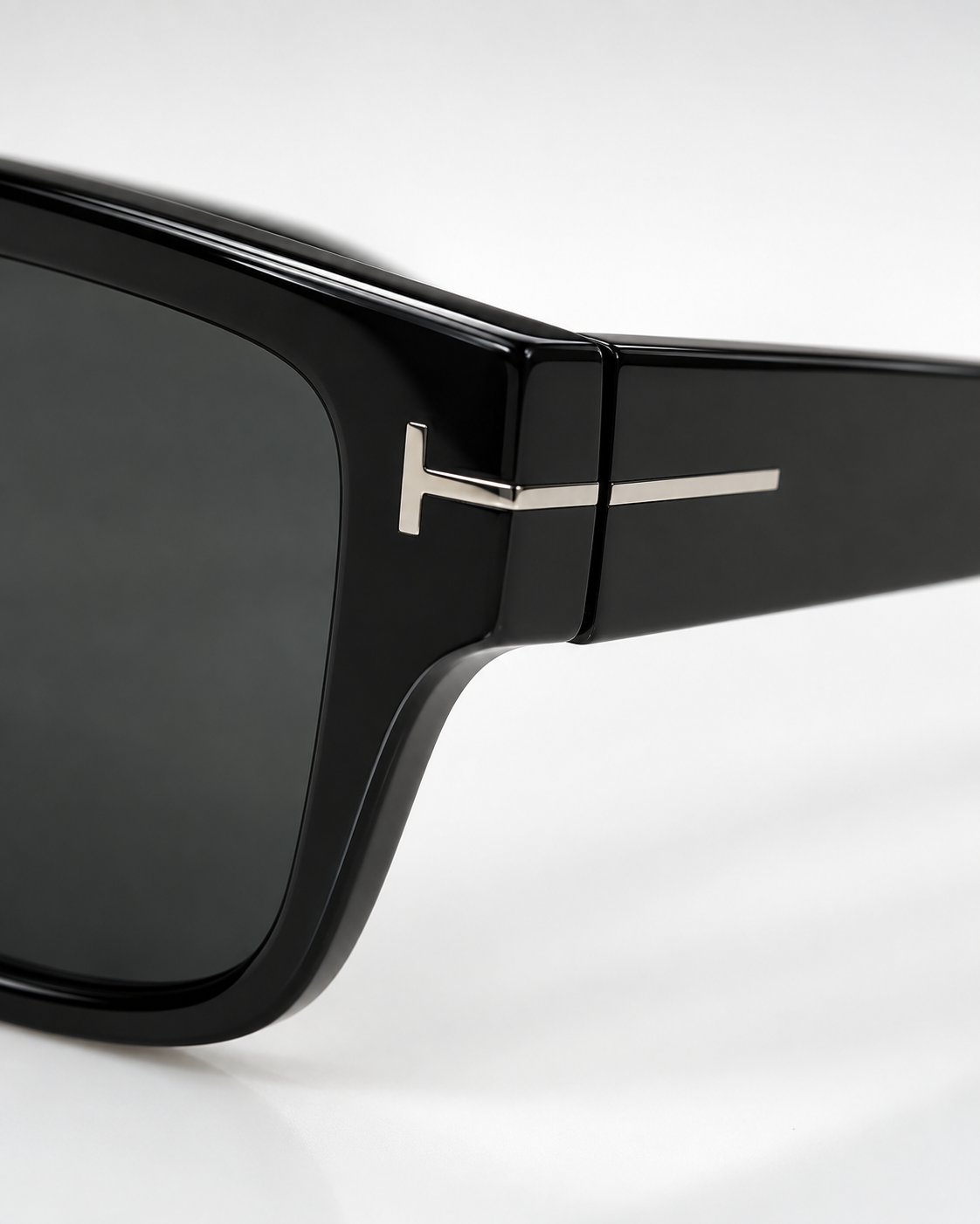 tom ford ft0907 c001 sunglasses — logo hinge detail